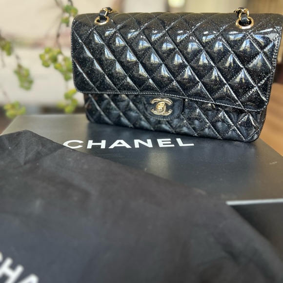 Beautiful patent Chanel bag size small - Picture 4 of 15